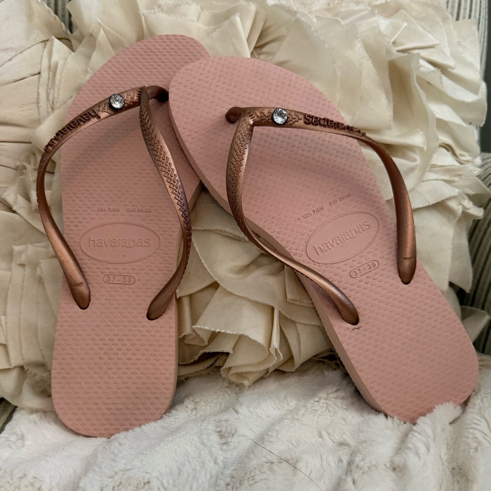 Havaianas Women's Sandals in Dark Rose Gold Pink Size 7/8